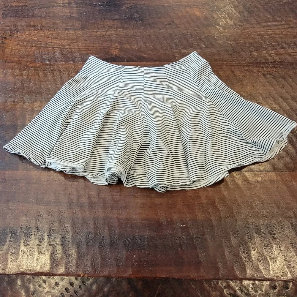 American Eagle Outfitters Mini Skirt Size 8 White Black Stripes Summer Beachy - Picture 2 of 7